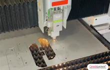 A 2kw fiber laser cutting 2.6mm thick steel sheet.